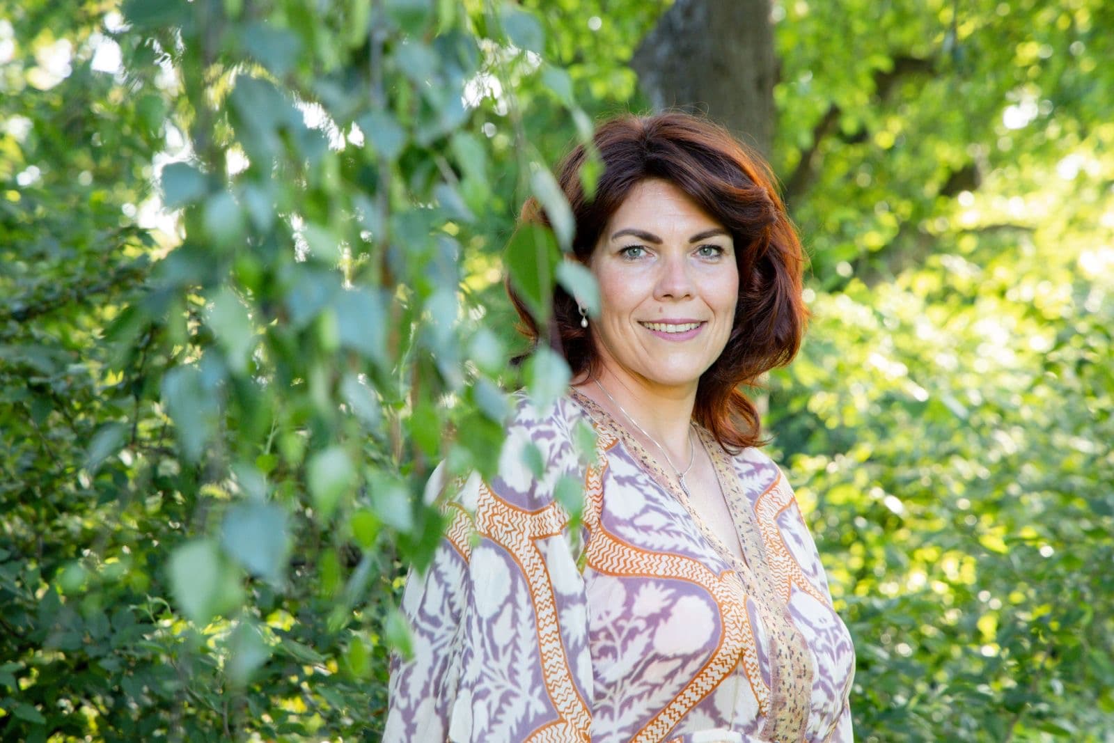 Portret van Petra Scholten buiten tussen berkenblad
